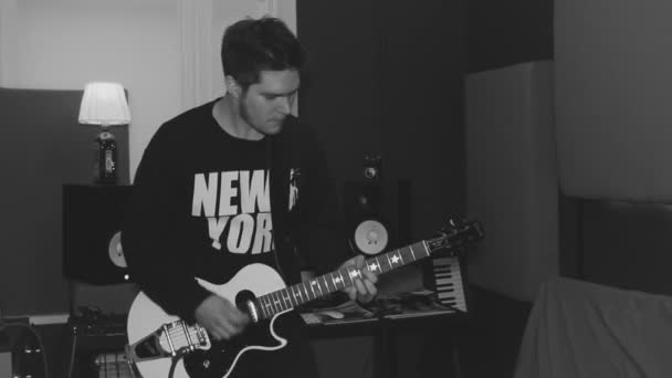 Junger Gitarrist bei der Aufnahme eines neuen Albums. Schwarz-Weiß. Mittendrin — Stockvideo