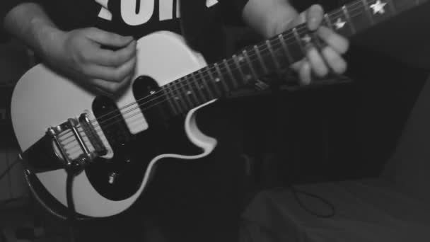 Jovem guitarrista gravando um novo álbum. Preto e branco. Fechar. — Vídeo de Stock