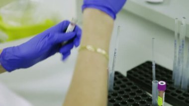 Bilim adamı bu durumda lastik eldiven kan Tıbbi Laboratuar analizi Test tüpleri alır. Portre