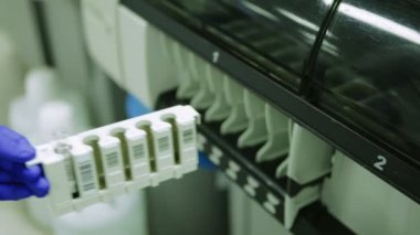 Bilim adamı bu durumda lastik eldiven makine tıbbi laboratuvar analiz örnekleri ile bir tepsi koyar. Portre