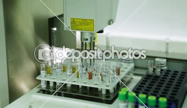 Robot tıbbi örnekleri konveyör koyar. Otomatik, kimya, analiz, fabrika, plastik, steril. Portre