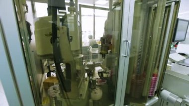 Tıbbi Autimated Robot görünümünü steril kutusunda araştırmalar yapar. Tıp, biyoloji, kimya, araştırma, sanayi