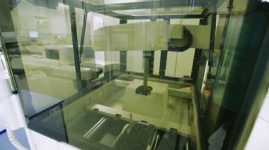 Robot manipülatör steril bir kutu içinde tüpler içinde belgili tanımlık tepsi koymak. Tıp, kimya, biyoloji, test, deneme