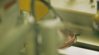 Otomatik endüstriyel Robot makine parçası hareket. Kapları sıvı araştırma ile. Tıp, kimya, biyoloji.