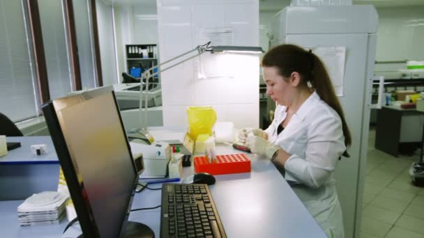 Científica joven estudiante de medicina adecuada para hacer pruebas. Laboratorio Médico, Química, Biología, Investigación — Vídeos de Stock