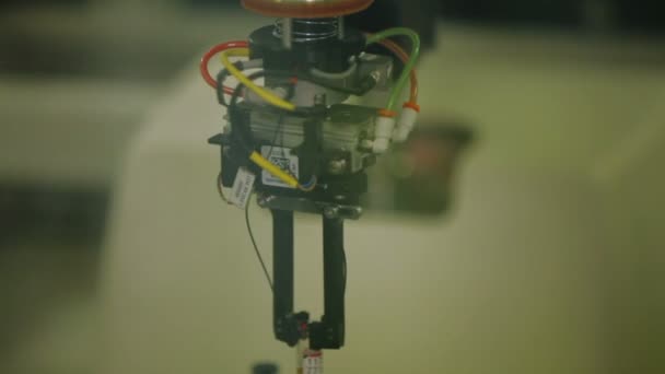 Pohled na práci robotický manipulátor Arm. automatizovaný, strojní zařízení, moderní, High-Tech, budoucí — Stock video