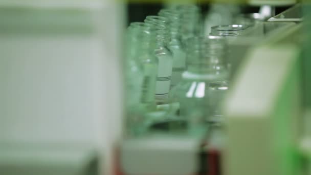 Blick auf medizinische Gläser, die sich in der Maschine drehen — Stockvideo