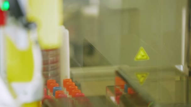 Braccio robotico del manipolatore con un contenitore pieno di sangue. Medicina, Chimica, Biologia. Primo piano — Video Stock