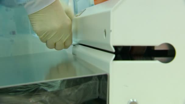 Man in rubberen handschoenen verpakkingen in vacuüm in de Machine. Close-up — Stockvideo