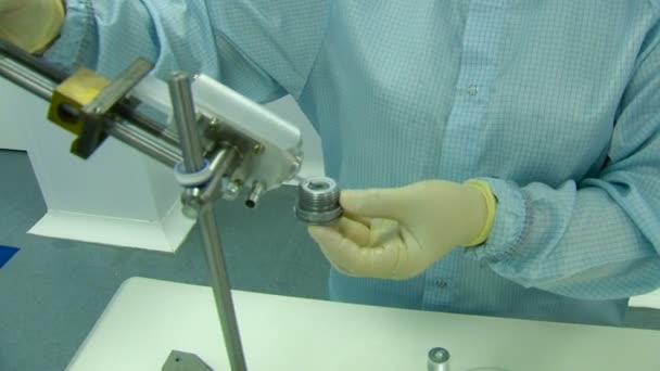 Ένας επιστήμονας σε ένα αποστειρωμένο δωμάτιο καουτσούκ γάντια Sollects συσκευή λεπτομέρειες. Κινηματογράφηση σε πρώτο πλάνο — Αρχείο Βίντεο
