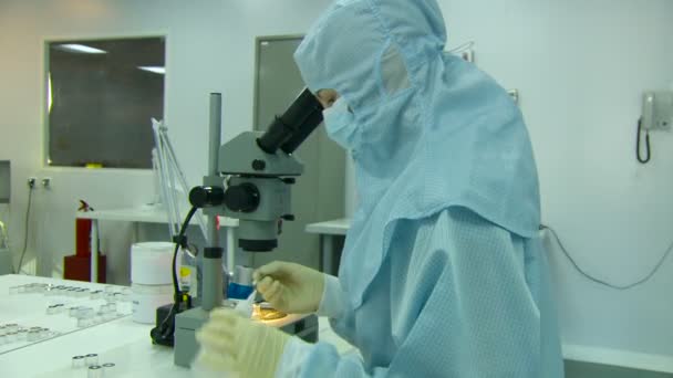 La doctora científica esteriliza la superficie en el laboratorio — Vídeos de Stock