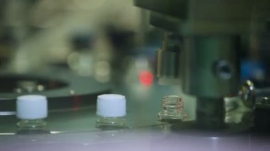 Üretim hattı makine konveyör, şişe kapağı bir fabrika vida. İlaç endüstrisi