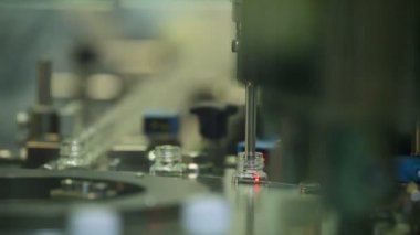 Bir fabrikada üretim hattı makine konveyör şişe tıp doldurur. İlaç endüstrisi
