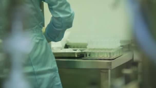 Operatore sanitario svolge il suo lavoro in laboratorio — Video Stock