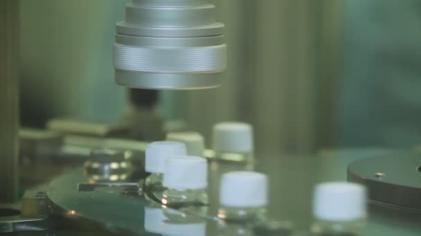 Άποψη της μια γραμμή παραγωγής μηχανή ταινιοδρόμων στο εργοστάσιο βιδωτό πώμα για μπουκάλια. Φαρμακευτική βιομηχανία — Αρχείο Βίντεο