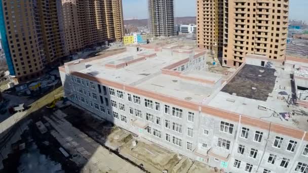 Volare su un edificio in costruzione Scuola in un nuovo quartiere residenziale — Video Stock