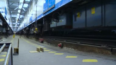 Metro depo. Yeraltı tren araba ileri ve başka bir hareket ayakta