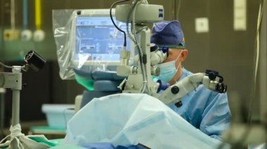 Göz hastalıkları. Bir mikroskop ekran üzerinde arka plan kullanarak erkek doktor kuralları göz ameliyatı. Görme restorasyon. Katarakt kaldırma, vitreus
