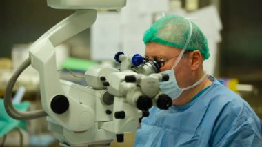 Göz hastalıkları. Doktor gözlüklü bir mikroskop ile göz ameliyatı sırasında arıyorum. Tıp, sağlık. Yakın çekim