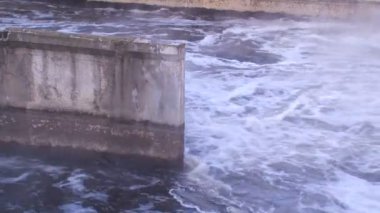 Su arıtma kanal. Su akar. Su arıtma tesisleri. Endüstriyel görünümü. Çevre kirliliği