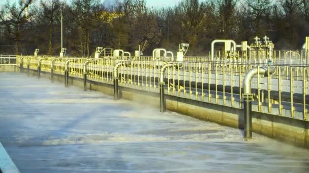 Sistema de tratamiento de agua. Vista industrial. Contaminación ambiental — Vídeo de stock