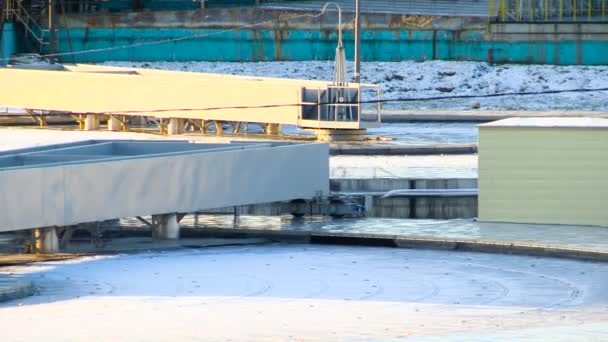 A Vista del sistema de tratamiento de aguas. Piezas móviles. El invierno. Vista industrial. Contaminación ambiental — Vídeos de Stock