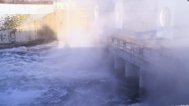 Vapore sopra l'acqua. Vista industriale. Inquinamento ambientale — Video Stock