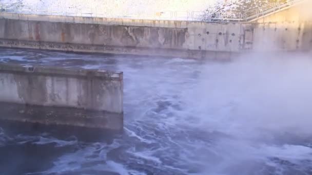 Una vista de los flujos de agua. Vista industrial. Contaminación ambiental — Vídeo de stock