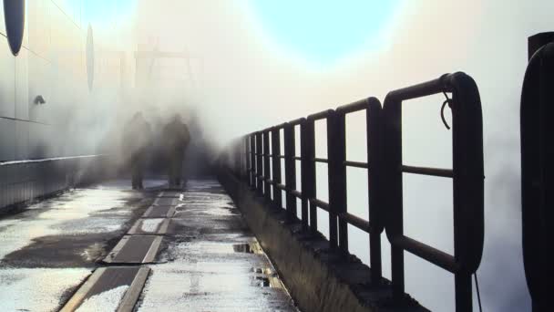 Dva lidé v mlze. Dvě postavy v páře. Pohled na průmyslový. Silueta — Stock video