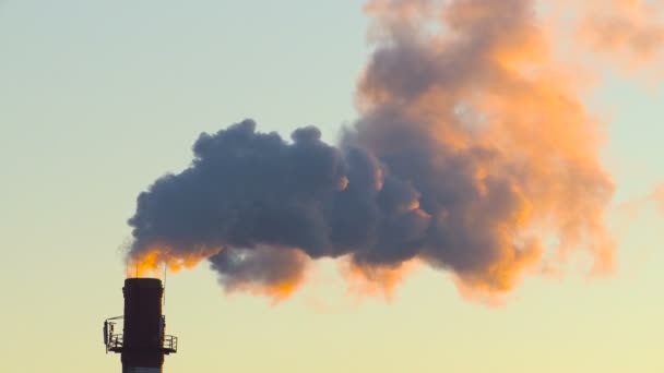 Emissies. Oranje-grijs paar. Vanilla Sky. Standpunt van de industrie. Milieuvervuiling — Stockvideo