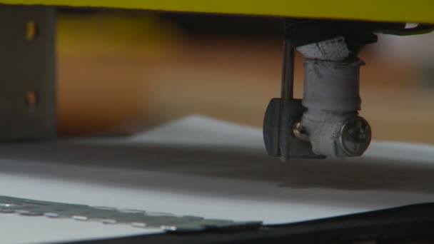 Boek voor de productie van de Blind. Machine drukt boeken voor blinden. Braille boekproductie. Closeup — Stockvideo