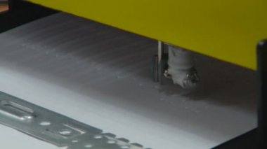 Makine kitaplar için kör yazdırır. Kitap Braille üretim. Portre