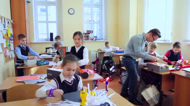Dzieci w klasie podczas lekcji sztuki młodych nauczycieli. Kaukaska, rosyjski — Wideo stockowe
