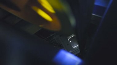 Asansör görünümünü aşağı taşır. Asansör arka tarafını mekanizması. Asansör boşluğuna