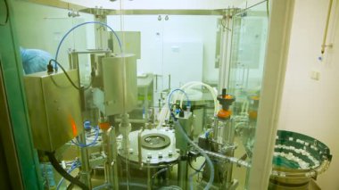 Otomatik üretim hattı makine konveyör. Fabrika vidalı kapak üzerinde şişe. İlaç endüstrisi