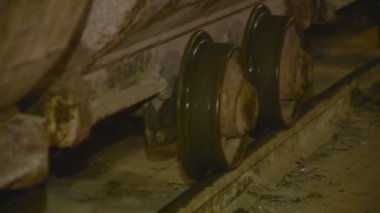 Yük arabaları yavaş görünümünü demiryolu ile gidin. Metro Tünel inşaatı closeup.Underground