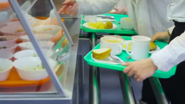 Gıda Dağıtım. Yemek için satır. Renkli Tabaklarda. Eğitim Tema — Stok video