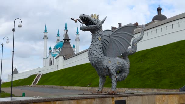 Emlékmű sárkány Zilant a Kazan. Dragon szobor. Attrakció a Kazan, Tatarstan, Oroszország — Stock videók