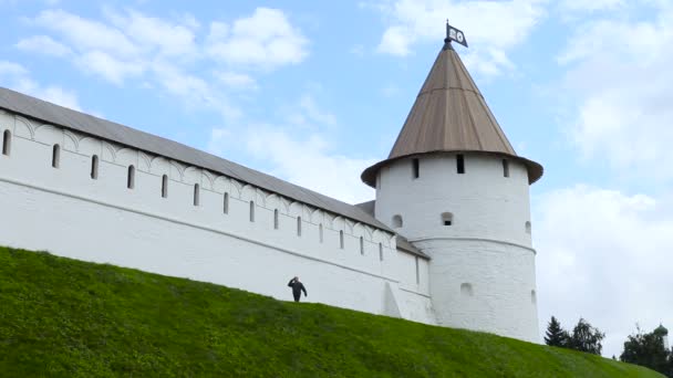 Człowiek jest w pobliżu wieży południowo-zachodniej i meczet Kul Szarif Kazan Kremlin. Kazan, Republika Tatarstan, Rosja. Atrakcje w Kazań — Wideo stockowe