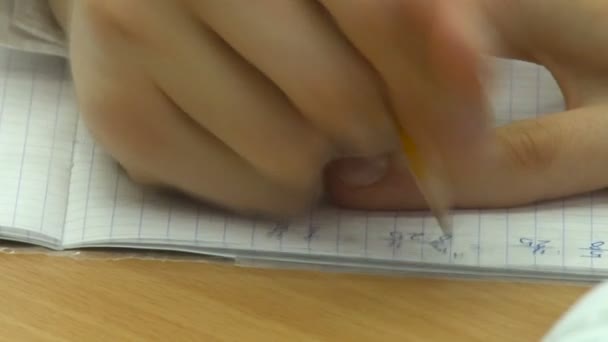 Χέρι που γράφει στο τετράδιο με μολύβι και πένα. Λύστε μαθηματικές παράδειγμα. Κινηματογράφηση σε πρώτο πλάνο — Αρχείο Βίντεο