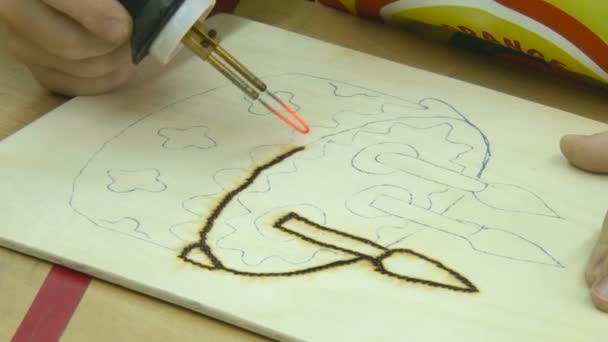 Çocuğun el Burns resim tekniği be "kek". Emek ders. Portre. Çocuklar, Scool, eğitim — Stok video