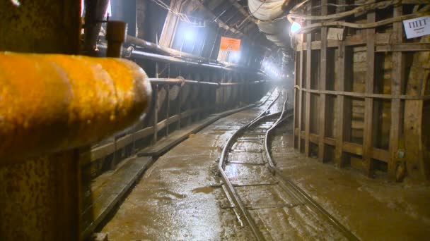 Túnel ferroviario, tubería oxidada, goteo desde el techo. Está mojado. Construcción subterránea del túnel del metro — Vídeos de Stock