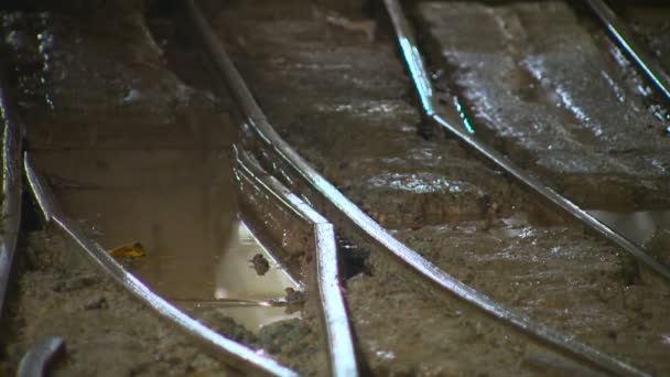 Dirty Rails. Dampness. Puddle. Construcción subterránea del túnel del metro — Vídeo de stock