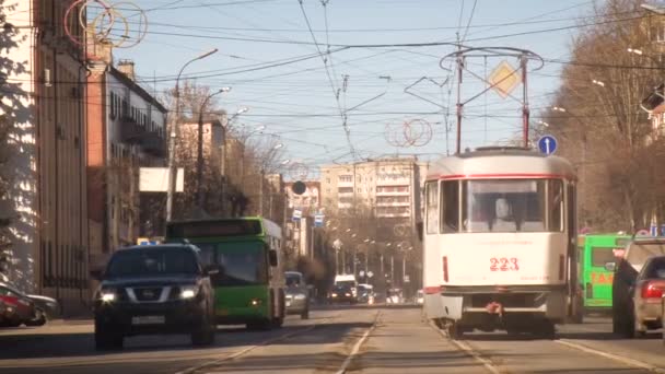 Rue urbaine densément peuplée. Nombreuses voitures et transports urbains sur la route — Video