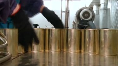 Süt ürünleri fabrikasında çalışan bir işçi. İşçi süt kutuları dağıtıyor.