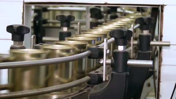 Metalen containers in een zuivelfabriek. Bewegende transportband — Stockvideo