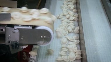 Taşıma hattı. Hamur köfteleri aynı hizaya gelir.