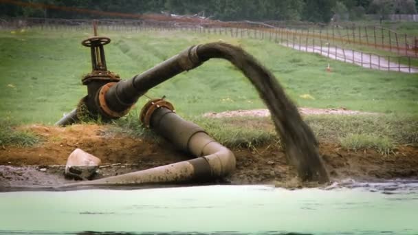 Velká trubka, ze které teče špinavá voda. Řeka špinavé vody. znečištění životního prostředí — Stock video