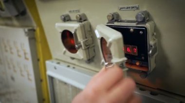 Denizaltı kontrol paneli. Adam tekneyi daha iyi kontrol etmek için ekipmanları ayarlar.