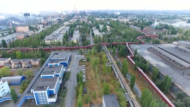 City Lipetsk. Een deel van de stad met planten en verschillende industrieën quadcopter view — Stockvideo